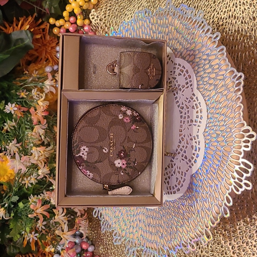 ✨️Coach Floral Coin Case Wireless Earbud Case Bag Charm Set (See Comments)